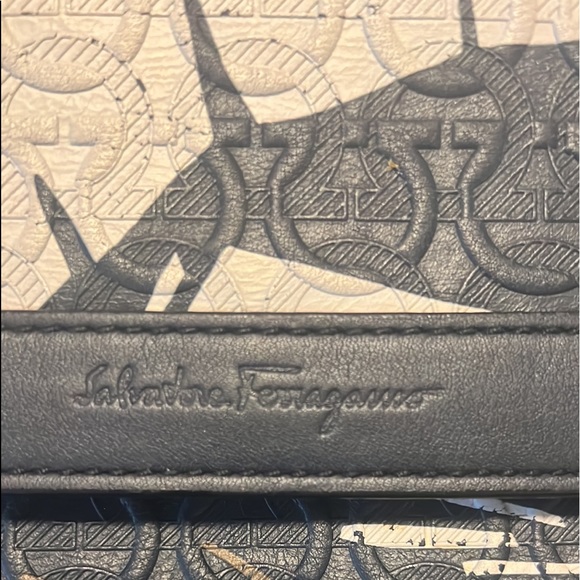 Salvatore Ferragamo men’s Crossbody. - Picture 3 of 5